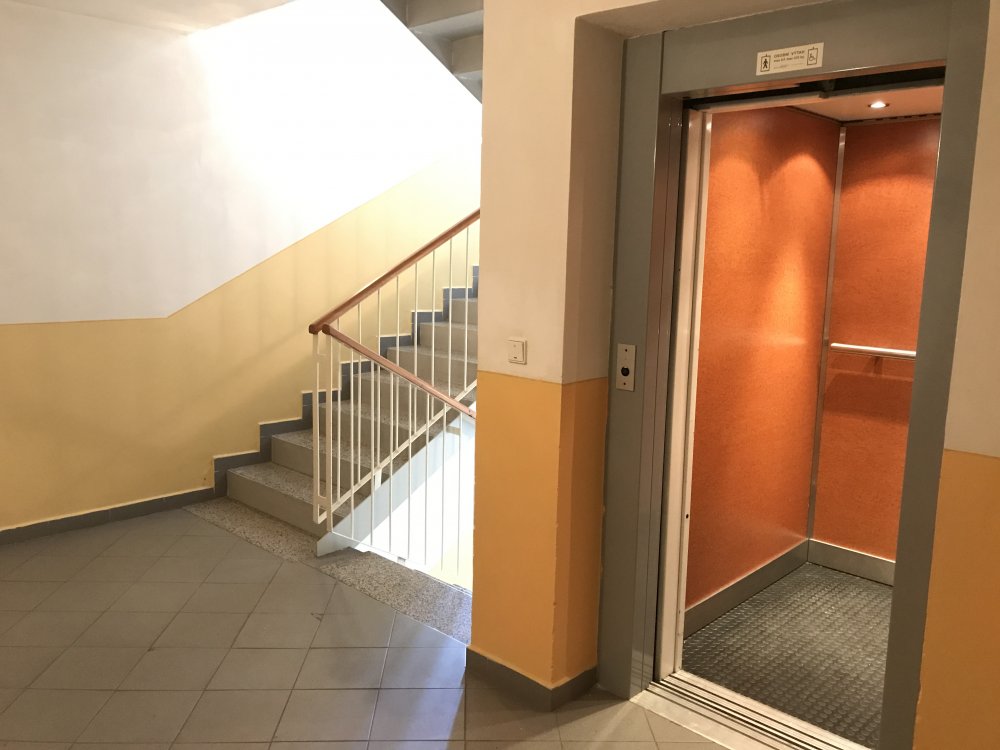 schodišťový prostor, výtah